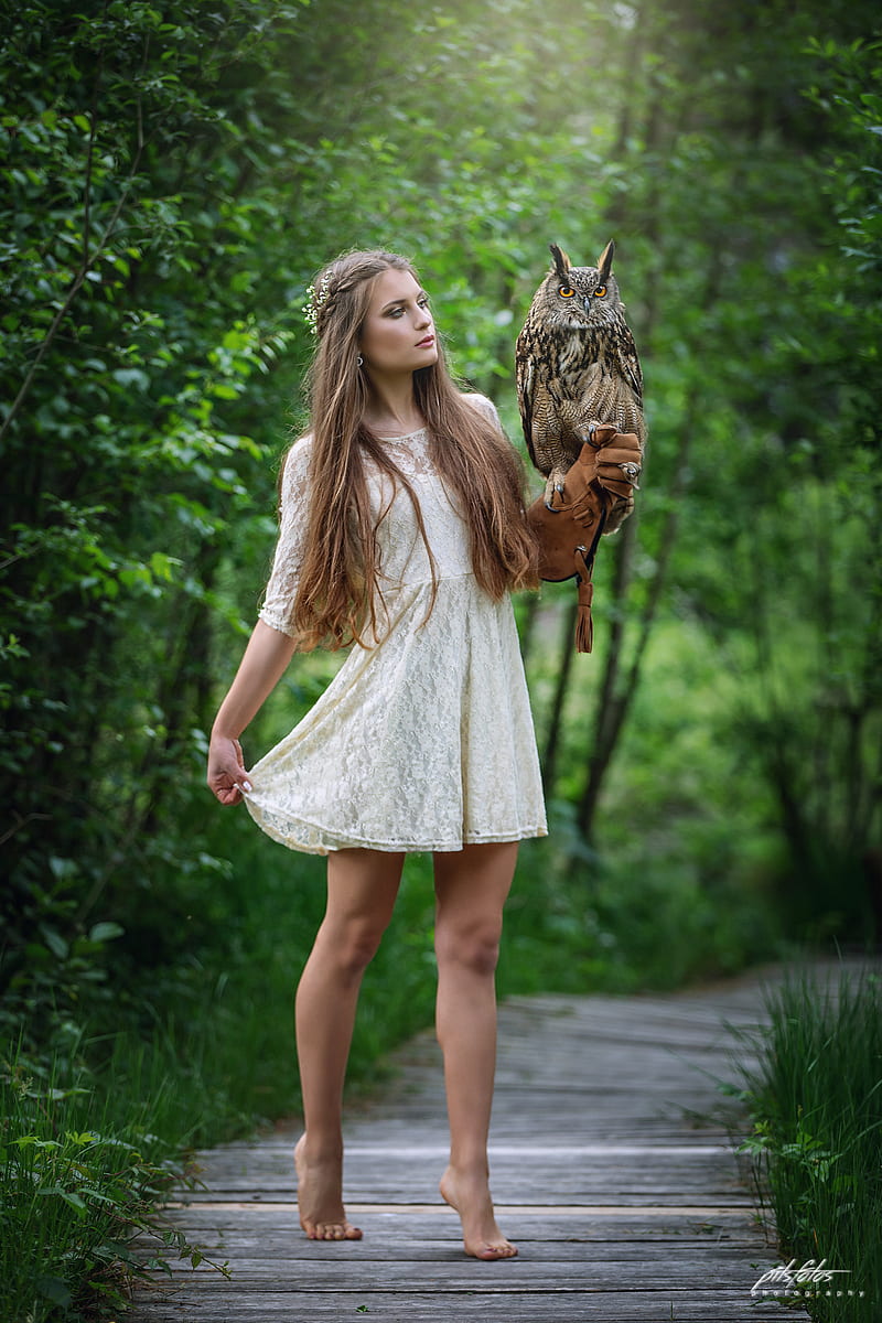https://w0.peakpx.com/wallpaper/626/564/HD-wallpaper-dress-women-model-women-outdoors-animals-barefoot-feet-owl-brunette-tiptoe.jpg