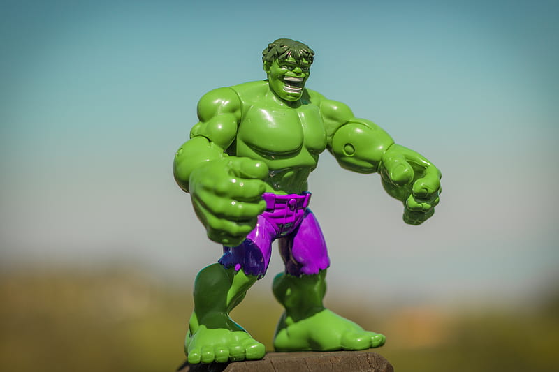 Marvel Hulk action figure standing on gray surface, HD wallpaper
