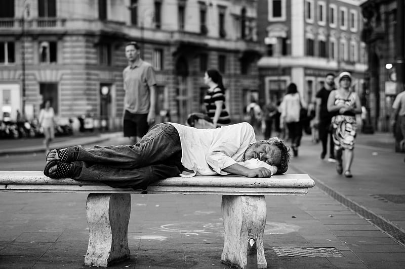 man sleeping on bench in the middle of the street, HD wallpaper