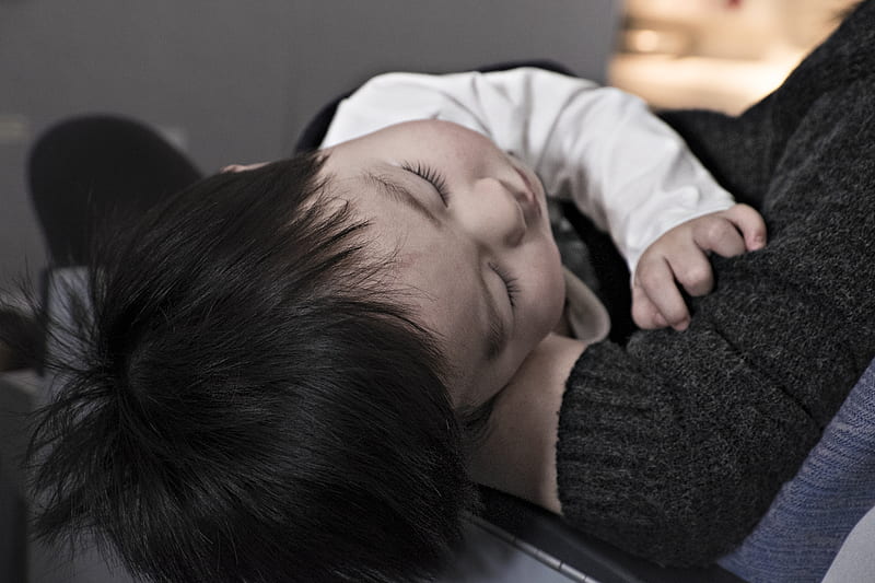 toddler sleeping on parent, HD wallpaper