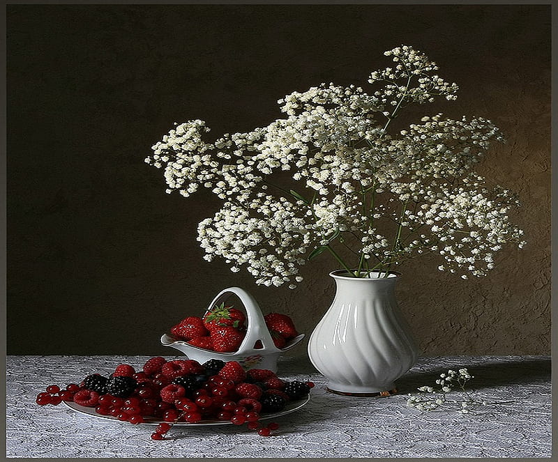 Berry sweet, red, raspberries, vase, dish, berries, flowers, strawberries, blackberries, white, HD wallpaper