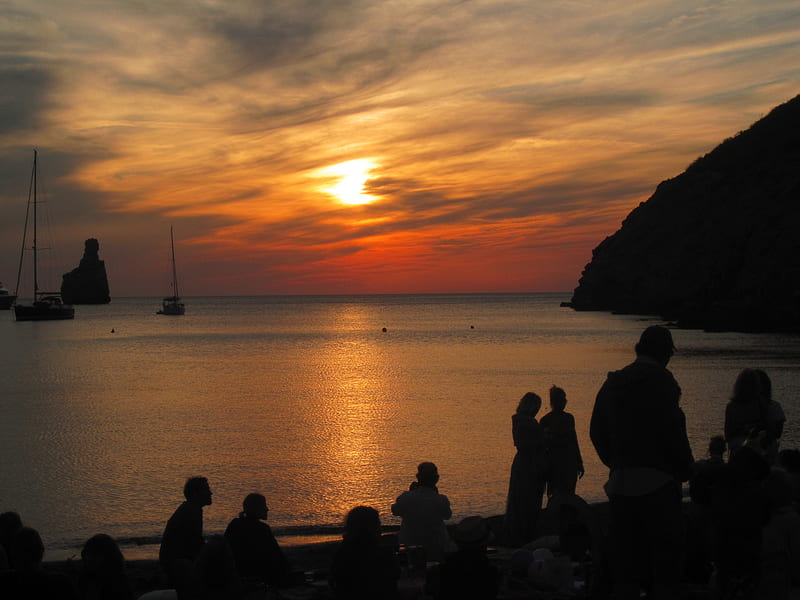 Suns@t @ Benirras Ibiza, red, sun, bonito, sunset, clouds, beach, graphy, boat, sunsets, people, sunshine, HD wallpaper