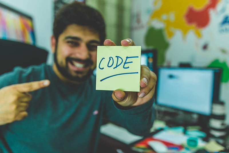 smiling man showing sticky note with code illustration, HD wallpaper