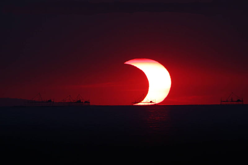 A Partial Eclipse Over Manila Bay, moon, cool, Manila Bay, space, fun, Eclipse, HD wallpaper