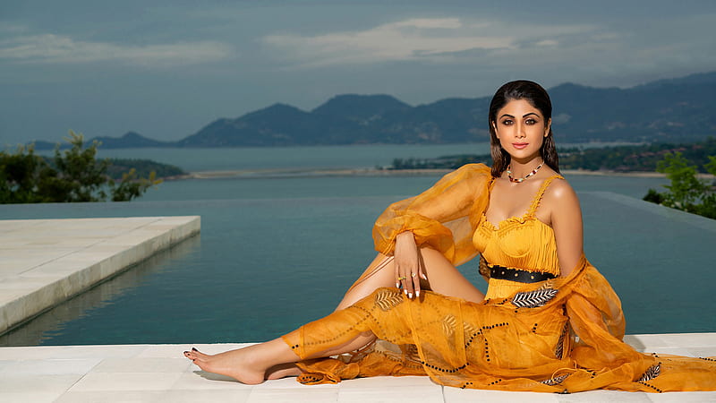 Brunette Bollywood Girl Indian Actress Shilpa Shetty With Yellow Dress In Background Of Sea Mountain And Cloudy Sky Shilpa Shetty, HD wallpaper