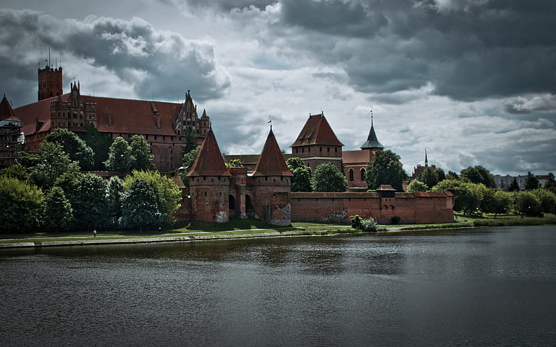 Castle in Malbork, architecture, medieval, towers, river, castle, HD wallpaper