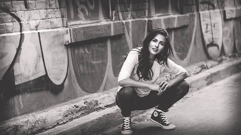 Girl Crouching Monochrome , girls, model, monochrome, black-and-white, HD wallpaper