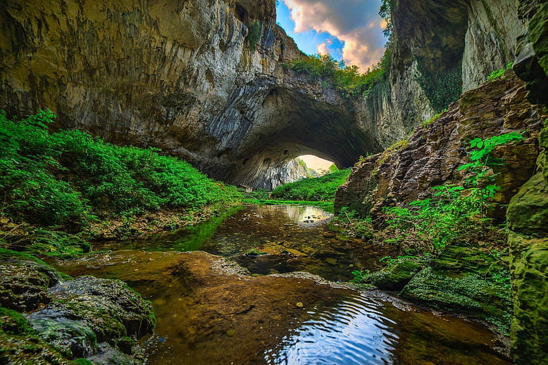 Huge Karst Cave, bonito, Bulgaria, Devetashka, sky, clouds, cave, plants, moss, river, huge, HD wallpaper