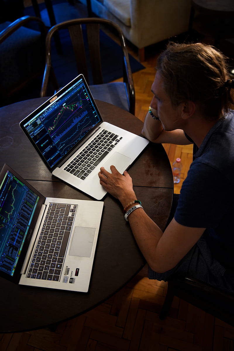 man sitting in front of the MacBook Pro, HD phone wallpaper