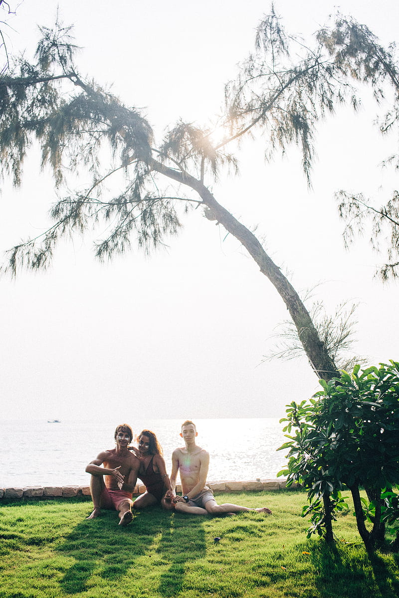 3 Women Sitting on Beach Shore, HD phone wallpaper