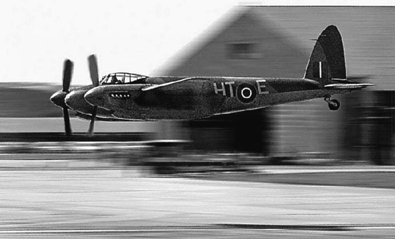 de Havilland Mosquito, twin engine, black and white, low altitude, Hangar, HD wallpaper