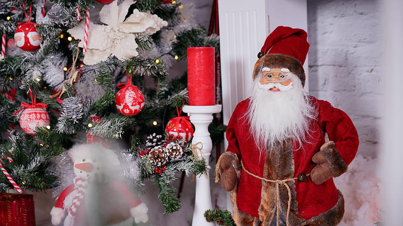 Christmas Tree With Decorated Christmas Balls And Santa Claus Doll Christmas Tree, HD wallpaper