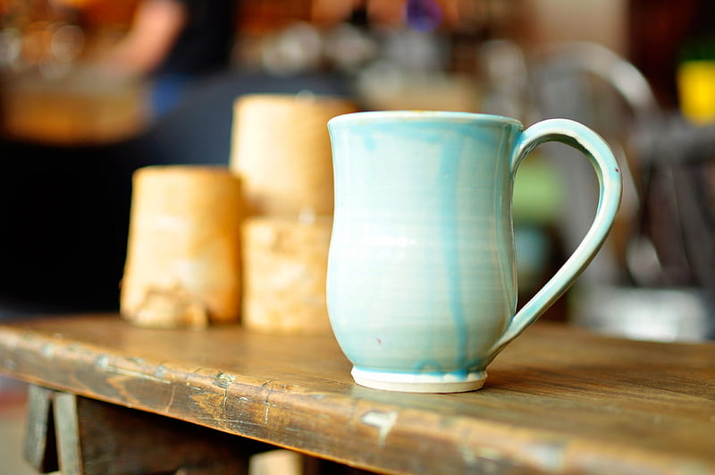 focused of a blue ceramic mug, HD wallpaper