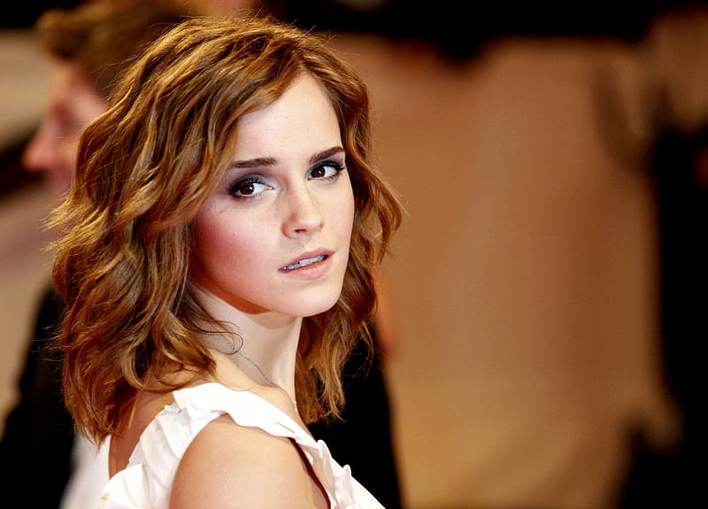 Emma Watson Looking Behind, emma-watson, celebrities, girls, HD wallpaper