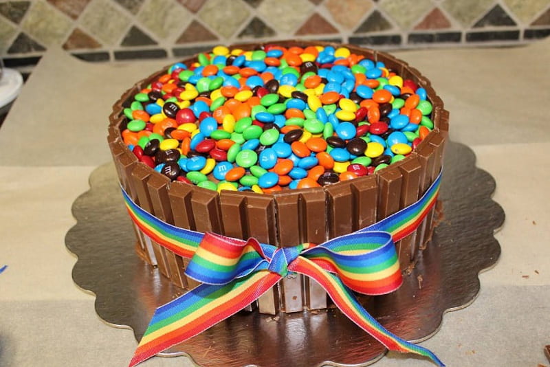 Kit Kat and M & M Rainbow Cake  Kitkat cake, Kit kat cake, Sweet