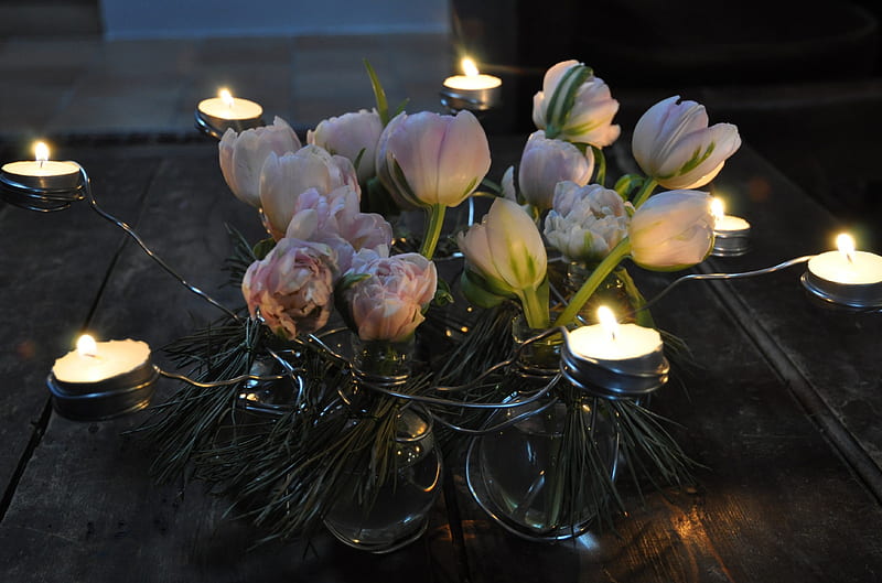 Romantic Christmas Eve , centerpiece, special, christmas, romantic, bonito, tulips, candles, HD wallpaper