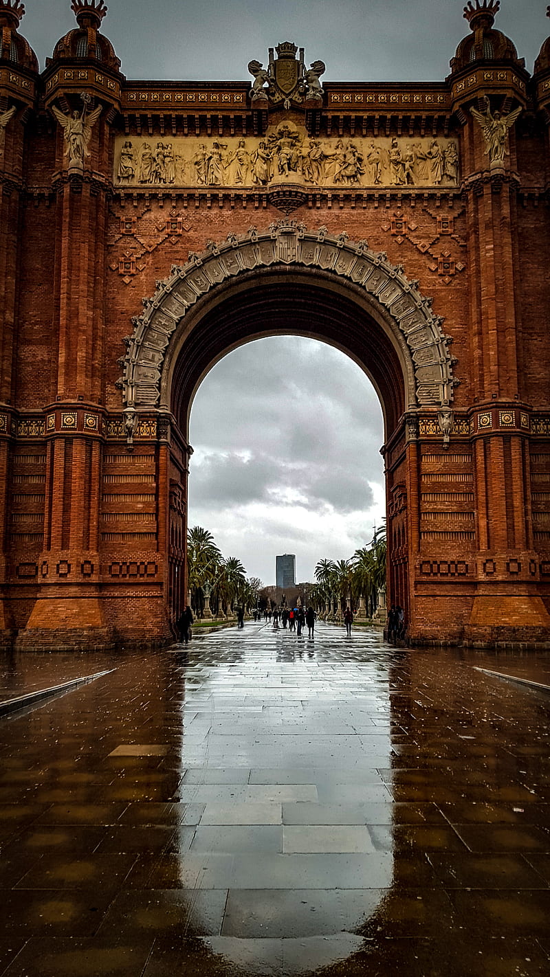Arc de triomf, barcelona, Money Heist, rain, lluvia, reflection, reflejo, rey leon, stranger, HD phone wallpaper