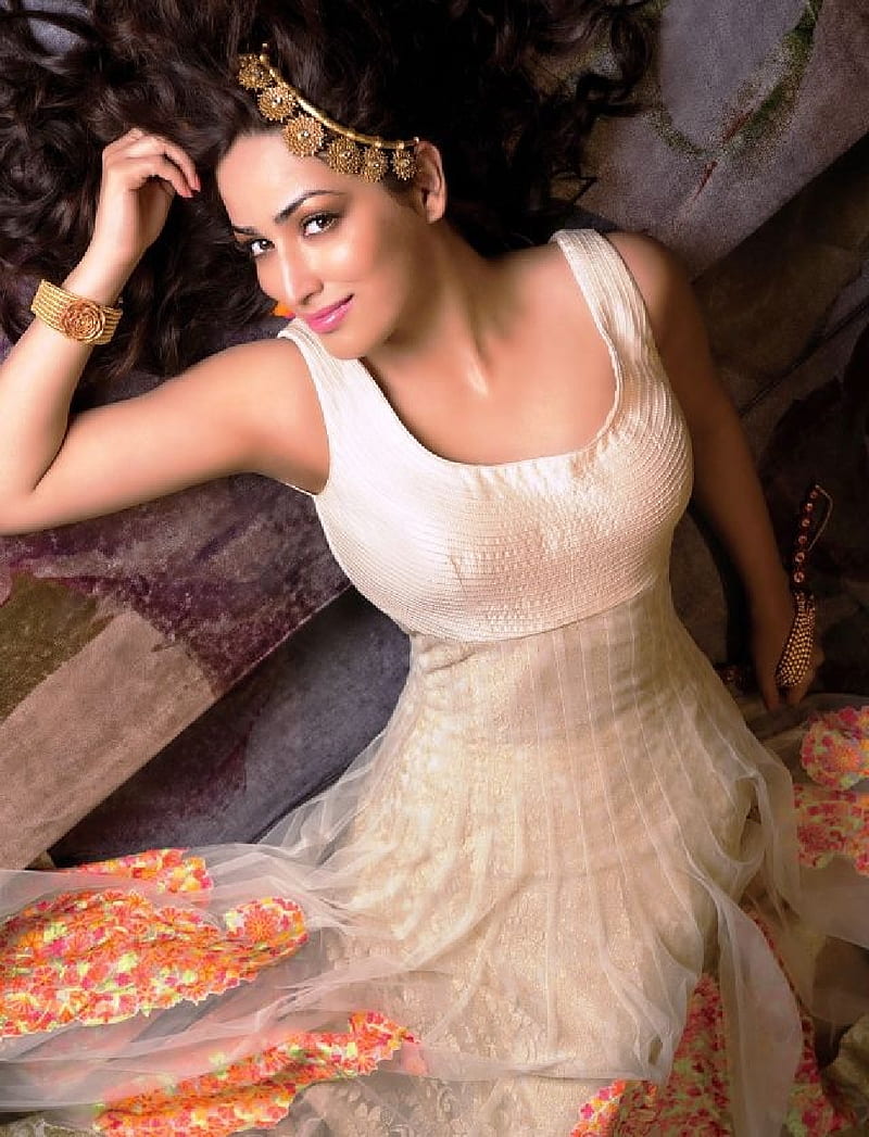 Yami, actress, bollywood, dress, gautam, girl, indian, traditional, HD phone wallpaper