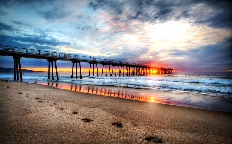 Footprints, colorful, summer time, bonito, sunset, clouds, sea, beach, sand, splendor, ligh, beauty, sunrise, reflection, lovely, view, ocean, sunlight, pier, colors, bench, waves, ocean waves, sky, sunrays, rays, benches, peaceful, summer, nature, HD wallpaper