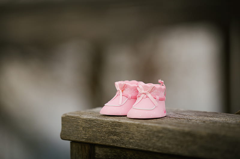 selective focus graphy of pink shoes on wooden bench, HD wallpaper