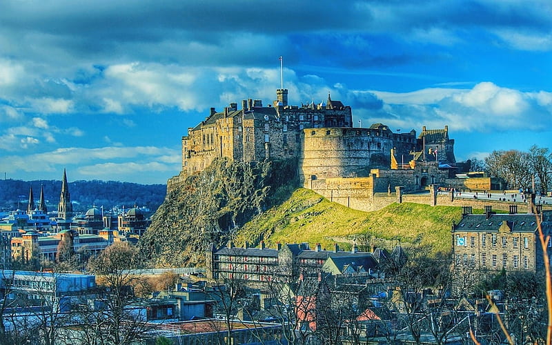 Edinburgh Castle, Scotland, city, hill, houses, building, clouds, sky, HD  wallpaper | Peakpx