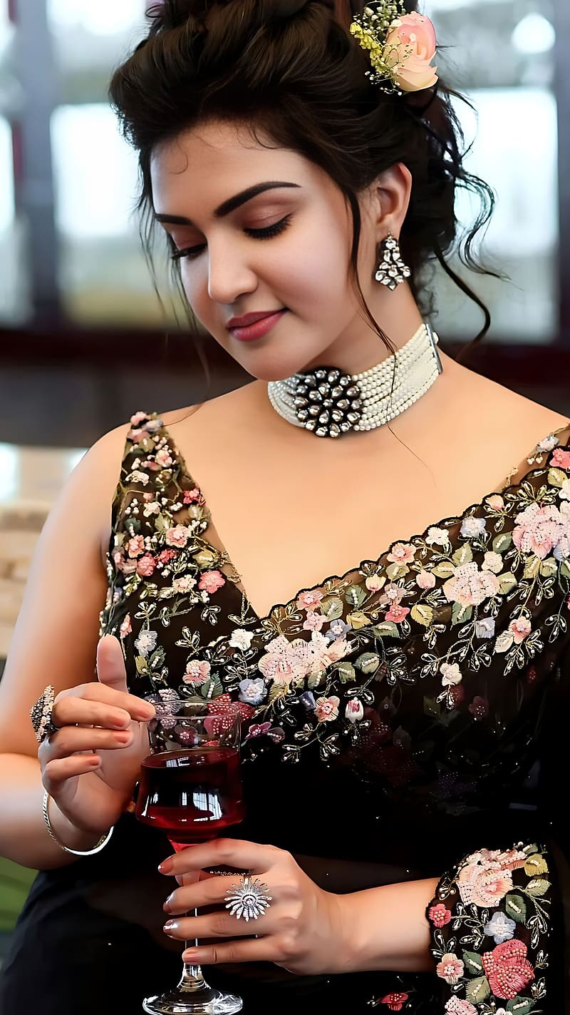 Honey Rose, malayalam actress, saree queen, saree beauty, HD phone wallpaper