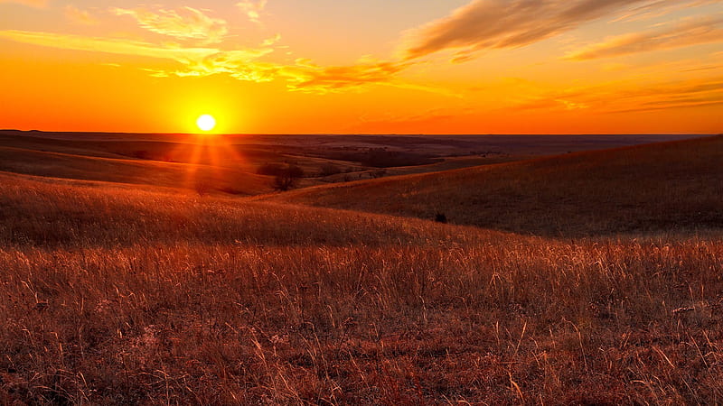 A view of the sunset in the Flint Hills of Kansas just outside of Alma, Kansas, USA. Windows 10 Spotlight, HD wallpaper