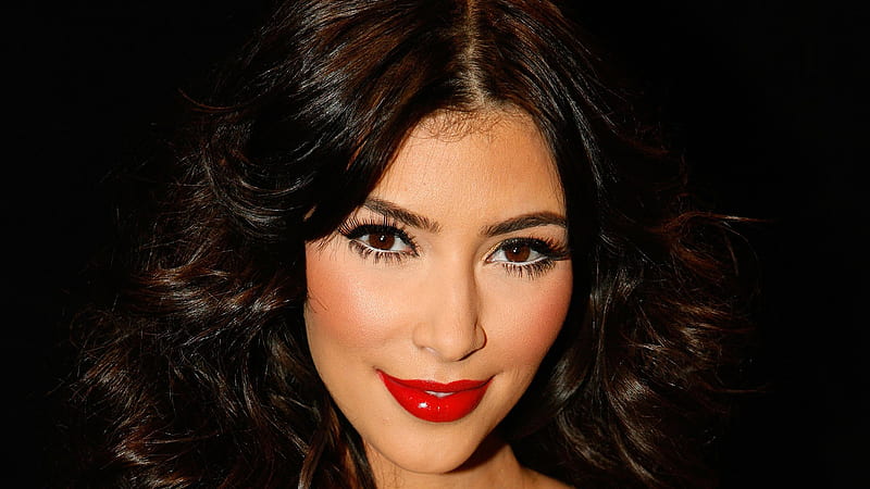 Kim Kardashian Is Having Reddish Color Lipstick And Loose Hair While Posing For A Celebrities, HD wallpaper