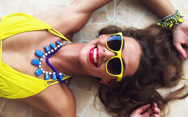 Relax in the sun, bracelet, glasses, smile, tan, lipstick, mood, jewelry, hands, girl, makeup, HD wallpaper