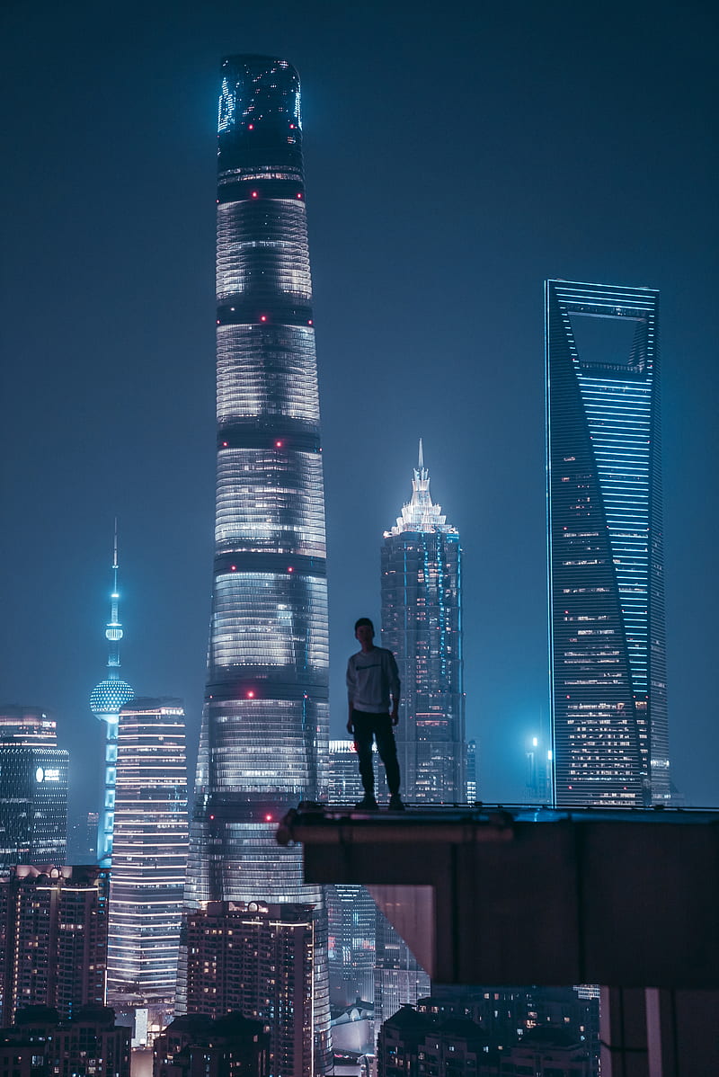 man standing on top of skyscraper, HD phone wallpaper