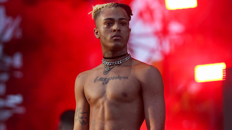 XXXTentacion Is Standing Without Shirt And Having Tattoos On Neck Chest And Hand In A Blur Red Background Celebrities, HD wallpaper