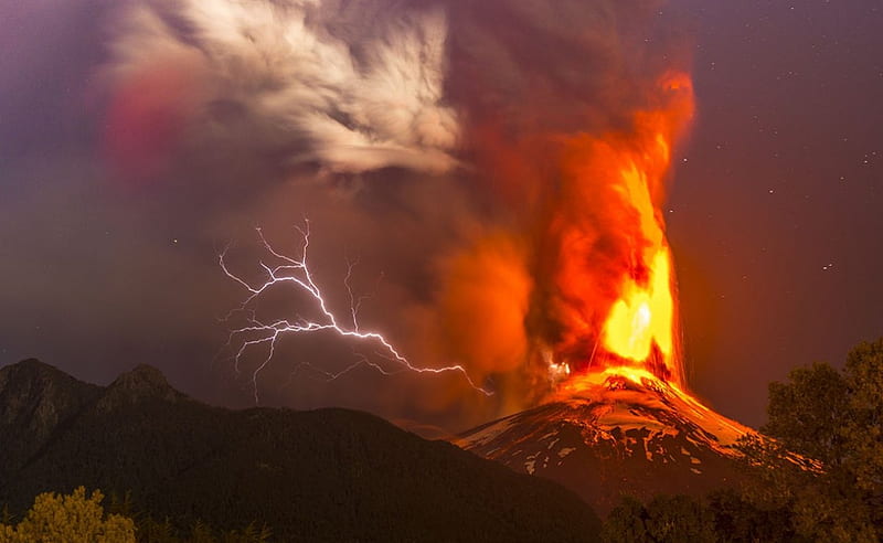 Villarrica Volcano Eruption At 3:00 AM, fear, disaster, nocturnal, eruption, lava, bonito, trees, starry night, volcano, Araucania, fire, mountain, lightning, Chile, smoke, snowy peaks, HD wallpaper
