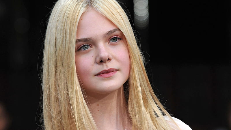 Mary Elle Fanning With Gray Eyes In Background Of Black Mary Elle Fanning, HD wallpaper