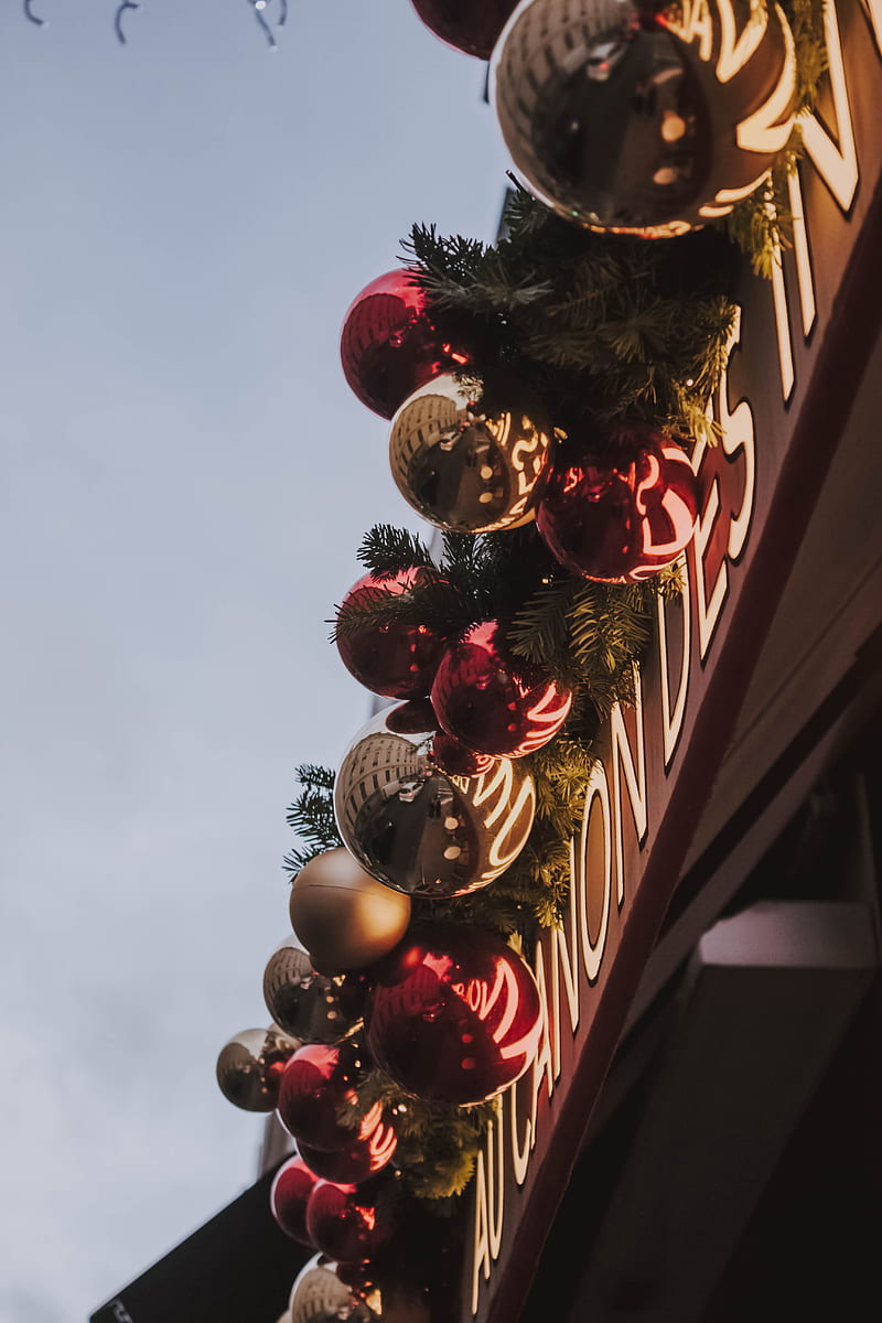 close-up graphy of hanging Christmas baubles, HD phone wallpaper