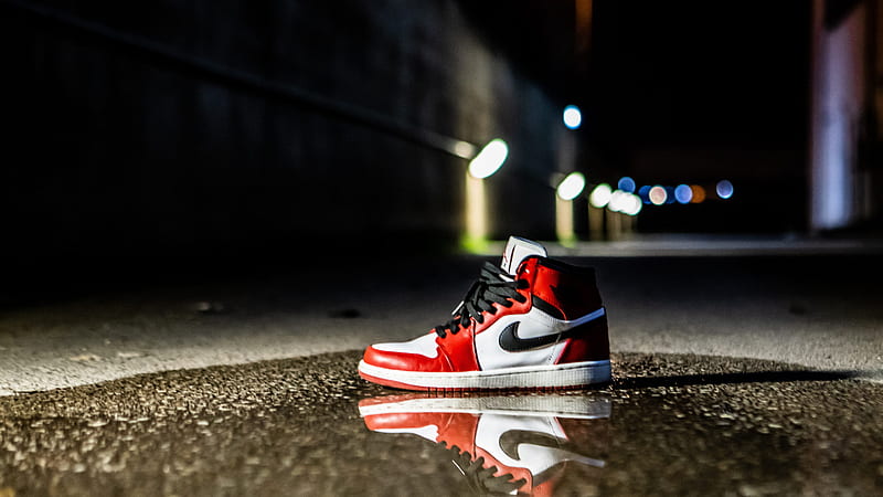 Zapatos air jordan 1 rojos y blancos en piso de prendas de vestir, Fondo pantalla | Peakpx