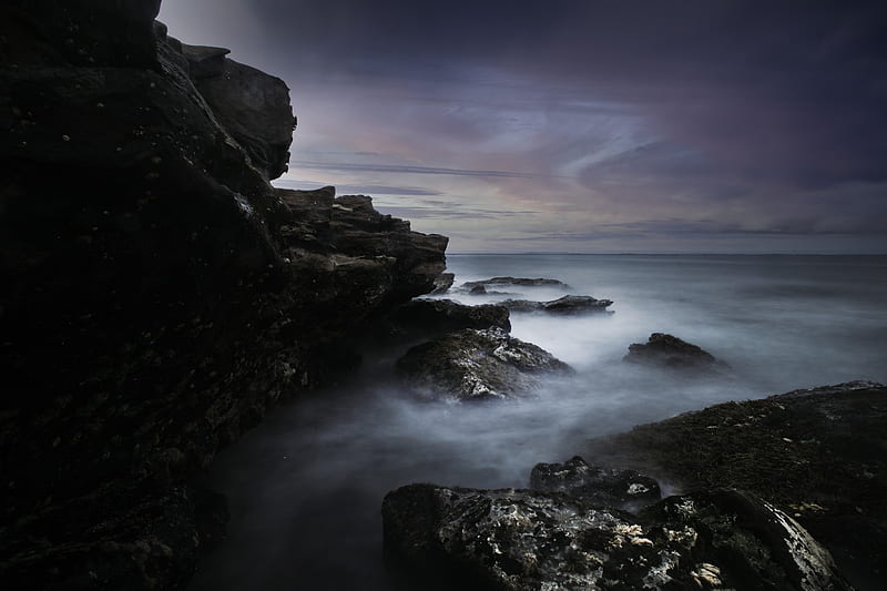 ocean waves crashing on rocks under gray clouds, HD wallpaper