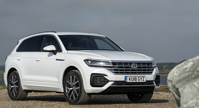 2019 Volkswagen Touareg V6 TDI R-Line (UK-Spec) - Front Three-Quarter ...