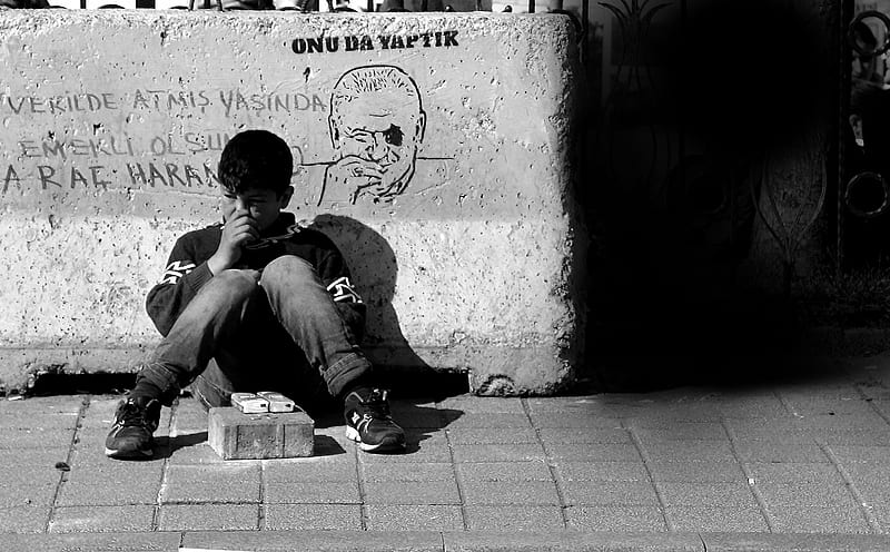 man in black t-shirt and blue denim jeans sitting on concrete floor, HD wallpaper