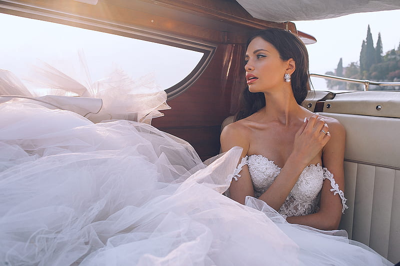 woman wearing white sweetheart-neckline wedding dress inside vehicle, HD wallpaper