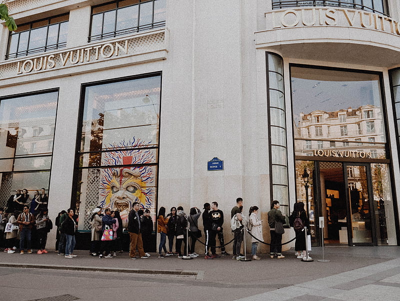 People queuing beside Louis Vuitton store, HD wallpaper