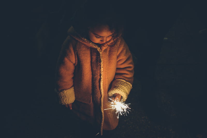 girl holding sparkler at nighttime, HD wallpaper