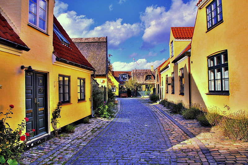 Preciosa casa amarilla en una ciudad de Dinamarca r, casas, pueblo, flores,  amarillo, Fondo de pantalla HD | Peakpx