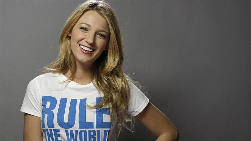 Blake Lively Is Wearing T-shirt With Loose Hair With Cute Smile Celebrities, HD wallpaper