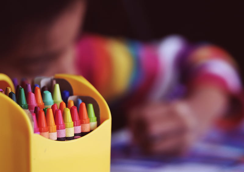 selective focal of crayons in yellow box, HD wallpaper