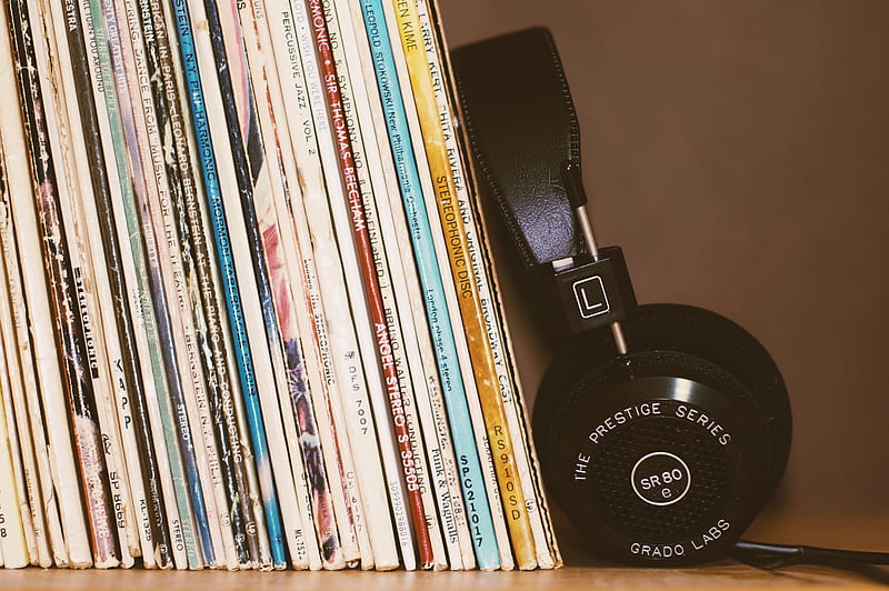 wireless headphones leaning on books, HD wallpaper