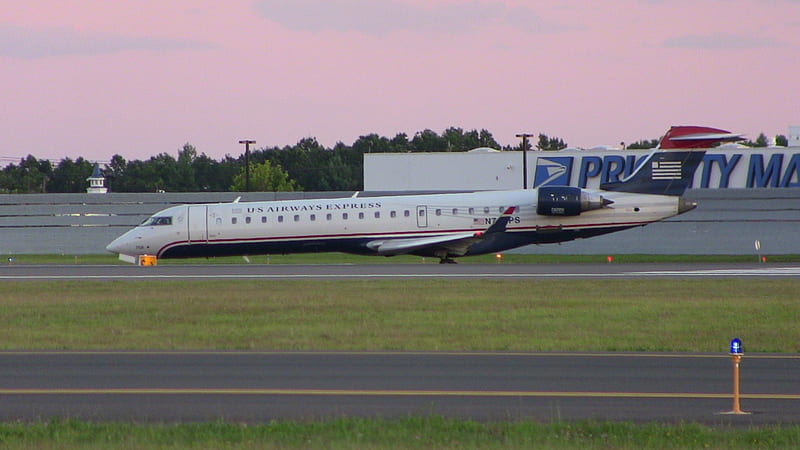 US Airways CRJ-700, US Airways, CRJ-700, sunset, KBDL, Clearance, taxiing, HD wallpaper