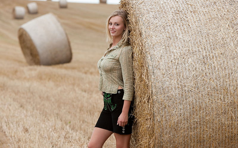 A Big Hay Bale . ., female, models, cowgirl, ranch, fun, hay, outdoors, women, bales, field, blondes, western, style, HD wallpaper