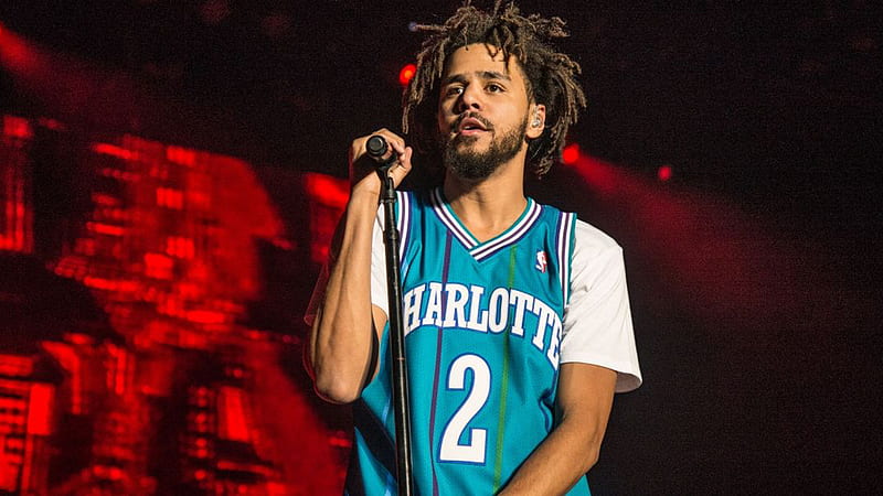 J Cole Is Wearing Blue White T-Shirt Standing In Red Black Background J Cole, HD wallpaper
