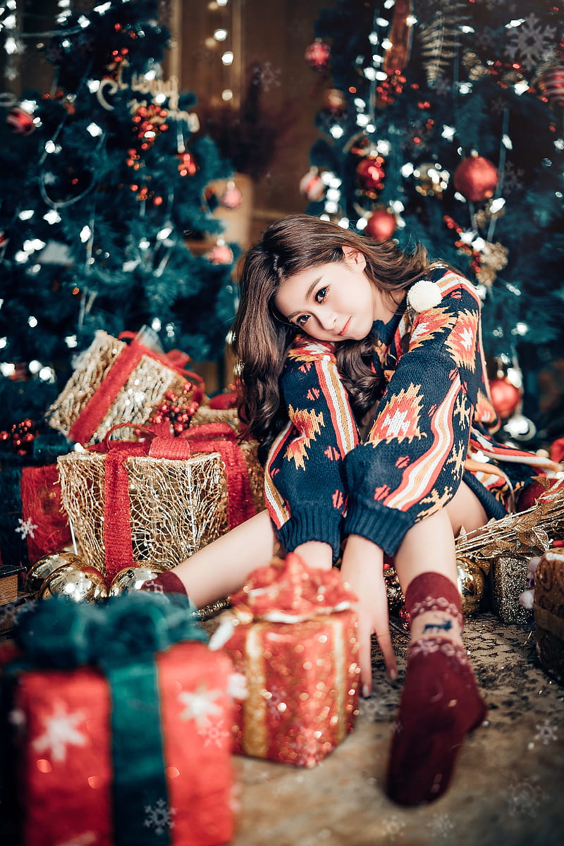 Christmas, Christmas ornaments , Christmas presents, Asian, sitting, indoors, women indoors, looking at viewer, women, model, people, Sexy Funk Pig, Chinese, Chinese model, HD phone wallpaper