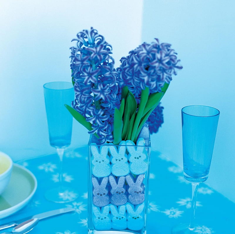 Easter decoration, blue flowers, holiday, daffodils, glasses, vase, Easter, decorations, rabbits, HD wallpaper